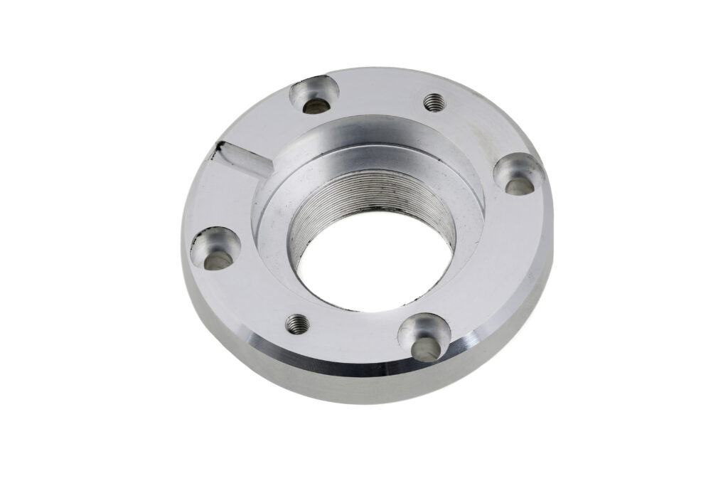 Aus Aluminium gedrehtes Präzisionsteil mit Außengewinde, Sechskantabsatz und mehreren Bohrungen für CNC-Drehen in Bayern.