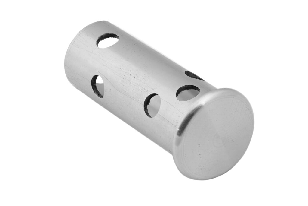 Beim CNC-Drehen in Bayern entsteht ein Aluminium-Drehteil mit Bohrungen und Sechskantabsatz für präzise technische Anwendungen.
