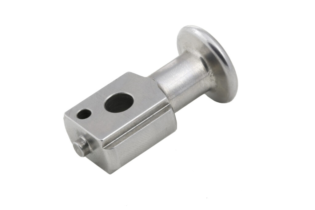 Mit präziser CNC-Drehbearbeitung entsteht ein Aluminiumbauteil mit Bohrungen, Nut und Bund für anspruchsvolle Anwendungen in Bayern.