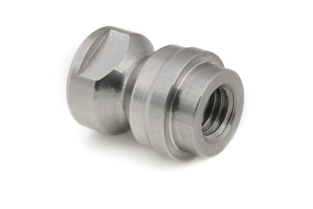 Ein präzise gedrehtes Aluminium-Drehteil mit Außengewinde, Sechskantabsatz und sauberer Innengewindebohrung für CNC-Drehen in Bayern.