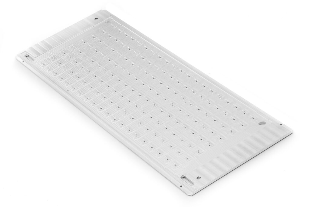 In Bayern gefertigte Aluminiumplatte mit dichtem Bohrbild, Langlöchern und feiner Fräsoberfläche für präzise CNC-Fräsarbeiten von HFH Präzisionsmechanik.